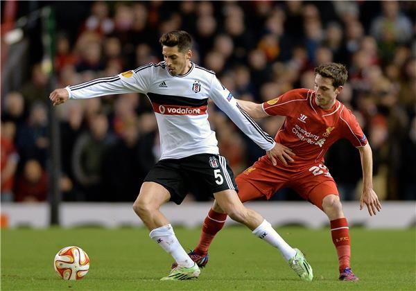 جوزيه سوزا (يسار)