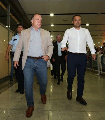 ديك أدفوكات لحظة وصوله لتركيا