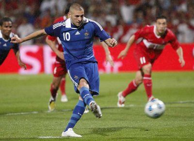 كريم بنزيمة لحظة تسجيل هدف الفوز لفرنسا