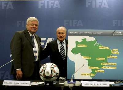 رئيس الفيفا و رئيس الاتحاد البرازيلي لكرة القدم يستعرضان المدن المستضيفة لمونديال 2014