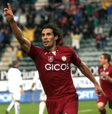 برناردو كورادي بقميص فريق ريجينا الذي هبط للدرجة الثانية 