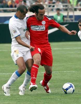 علي كريمي احد نجوم المنتخب الايراني