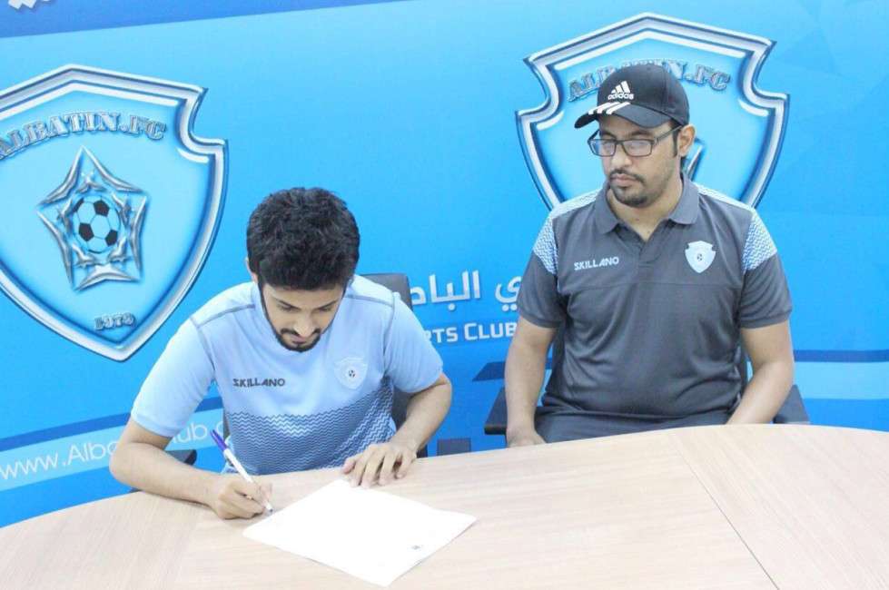 عبدالعزيز الذيابي أثناء توقيعه للعقد