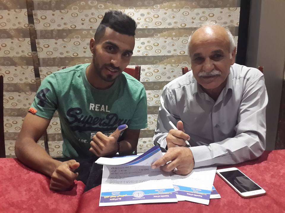 حصني أثناء توقيع العقود