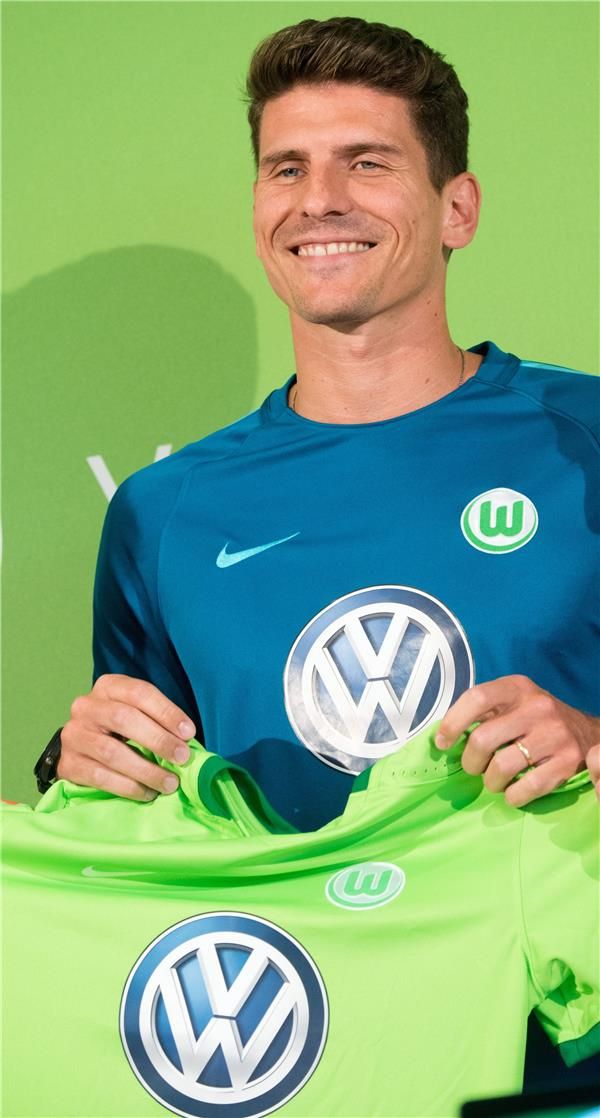 ماريو جوميز بقميص فولفسبورج