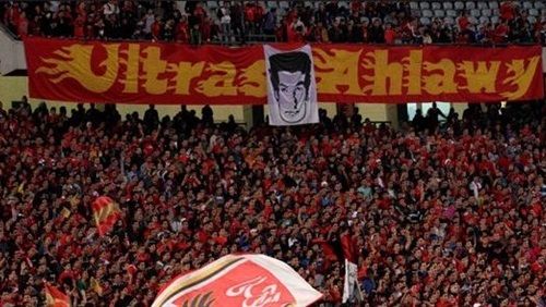 أعضاء الأولتراس في مدرجات الأهلي