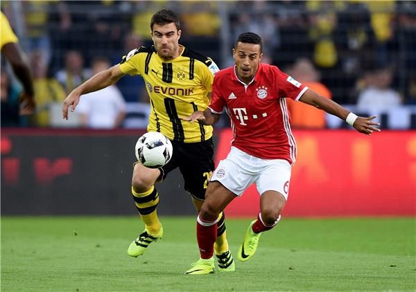 جانب من مباراة للفريقين