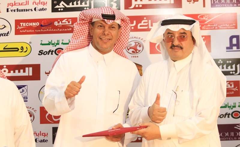 جانب من توقيع العقد