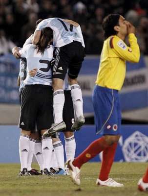 فرحة لاعبي الأرجنتين بهدف الفوز