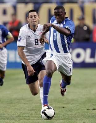 فيغروا من الهندوراس يحتفظ بالكرة امام الامريكي ديمبسي