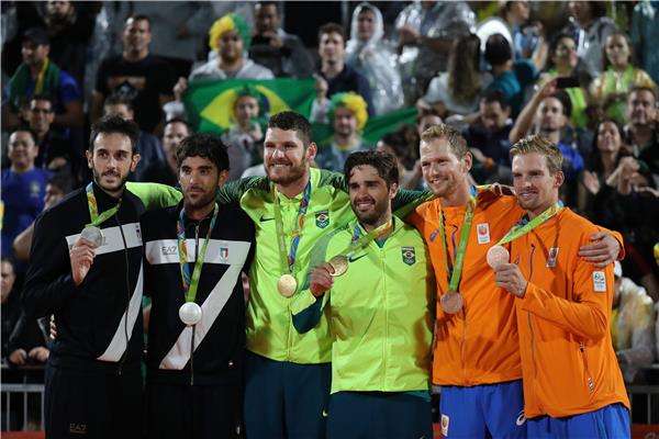 المتوجون يحتفلون أمام الكاميرات