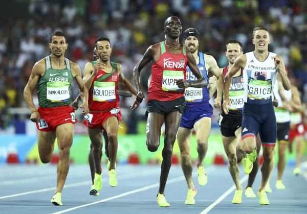 إيكيدر (الثاني من اليسار)