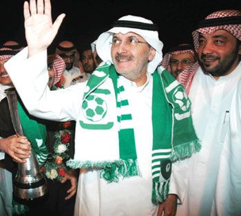 الامير خالد بن عبدالله بن عبدالعزيز يحتفل بعد احراز الاهلي لكأس الخليج للاندية