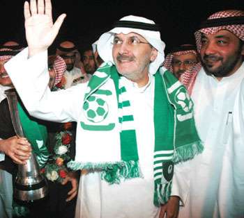 الامير خالد بن عبدالله بن عبدالعزيز يحتفل بعد احراز الاهلي لكأس الخليج للاندية
