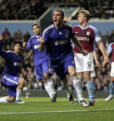 فيرمايلين يحتفل بهدفه بمرمى أستون فيلا في بطولة كأس الإتحاد