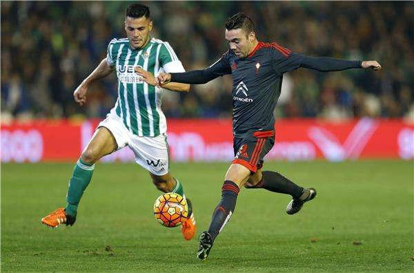 اياجو آسباس (يمين)