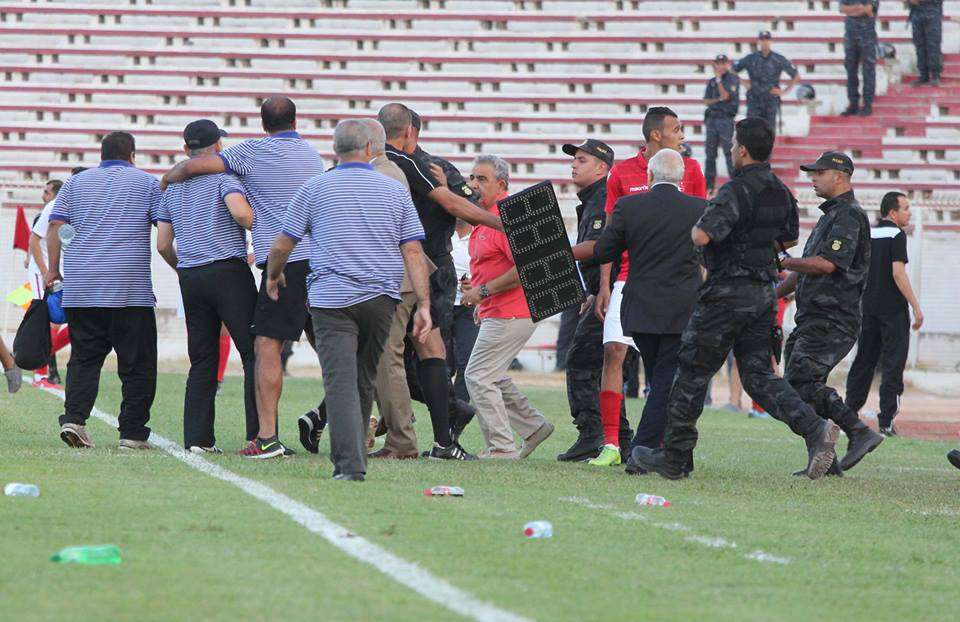 من احداث الكلاسيكو اثناء المناوشة بين فوزي البنزرتي والدكتور ياسين بن احمد ..