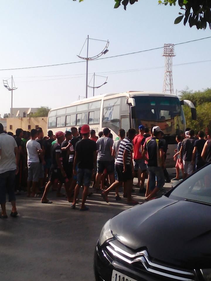 أنصار غليزان يمنعون حافلة الفريق من دخول الملعب 