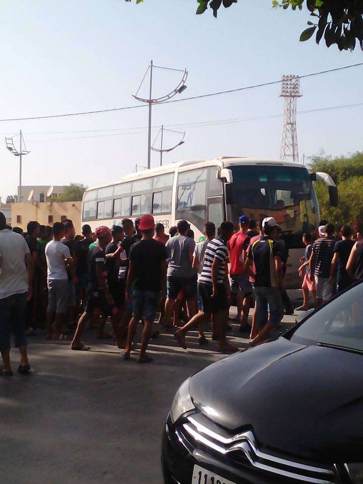 أنصار غليزان يمنعون حافلة الفريق من دخول الملعب
