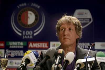 مؤتمر صحفي لفيربيك أثناء فترة قيادته لفينورد الهولندي / صورة ارشيفيه /