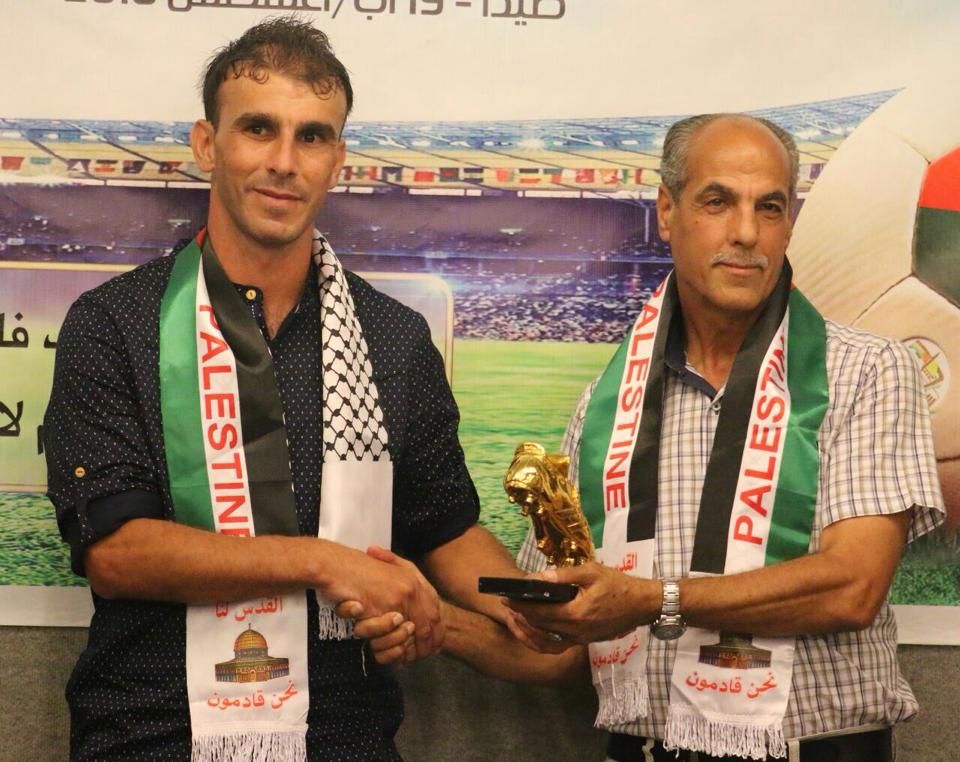 عبد الهادي يتسلم الجائزة من اللاعب السابق جمال الخطيب