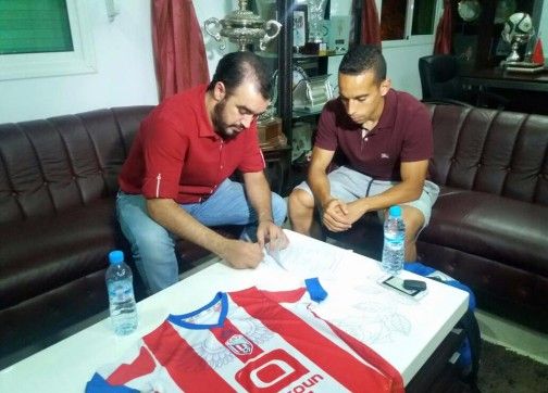 اللاعب أثناء التوقيع