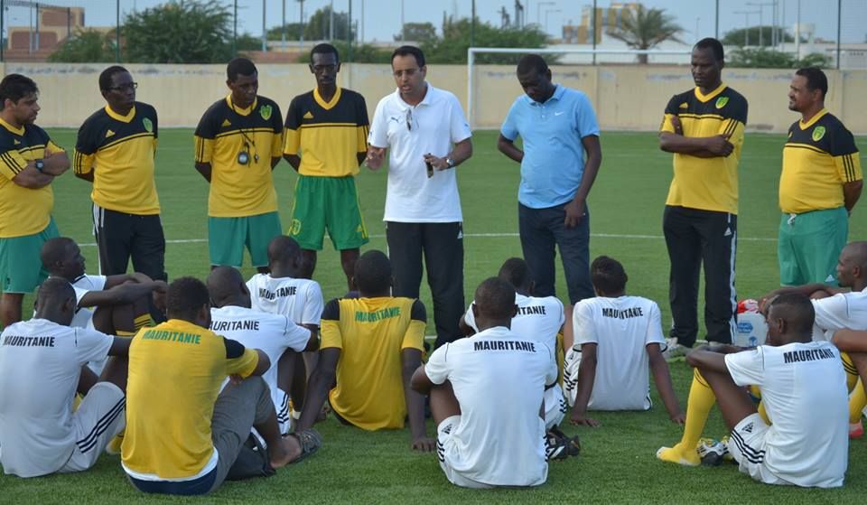 رئيس اتحاد الكرة مع الطاقم  للمنتخب