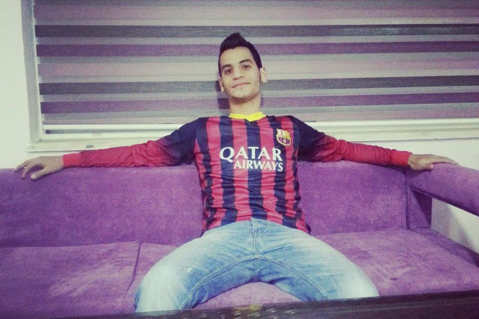 أبو غوش مرتديا قميص برشلونة