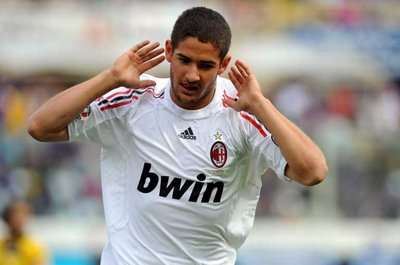 النجم البرازيلي الشاب باتو يحتفل بهدفه بمرمى فيورنتينا