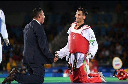 أبو غوش ومدربه العساف لحظة الفوز