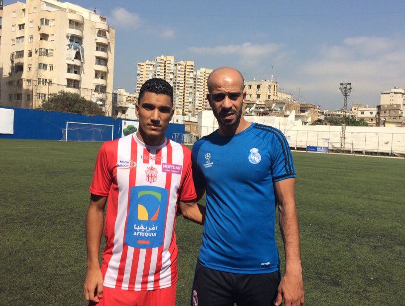 اللاعبان المغربيان الأطلسي والضو قبل تدريب الصفاء اليوم الإثنين.