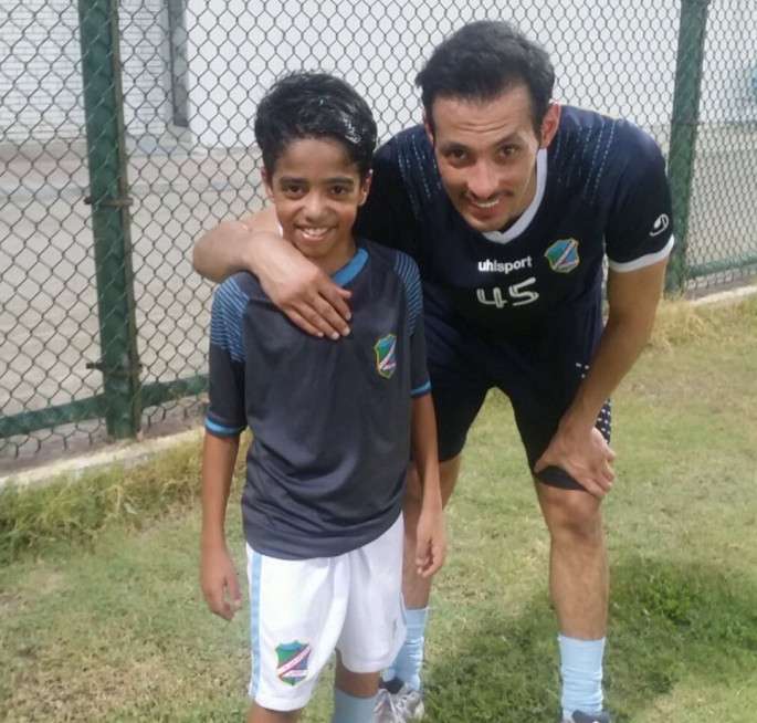 فهد الرشيدي مرتديا شعار السالمية