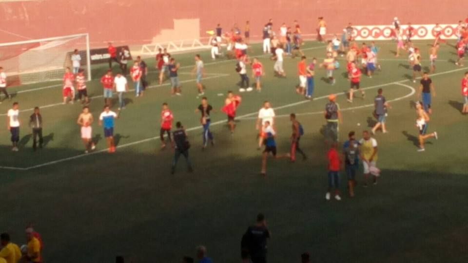 جانب من الشغب الجماهيري