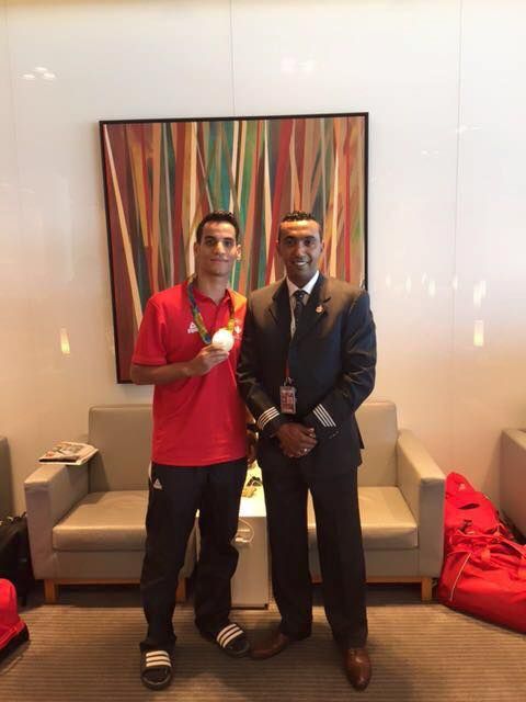 ابو غوش حظي بتكريم وهو في مطار فرنسا