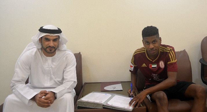 محمد راشد الحمادي أثناء تجديد العقد