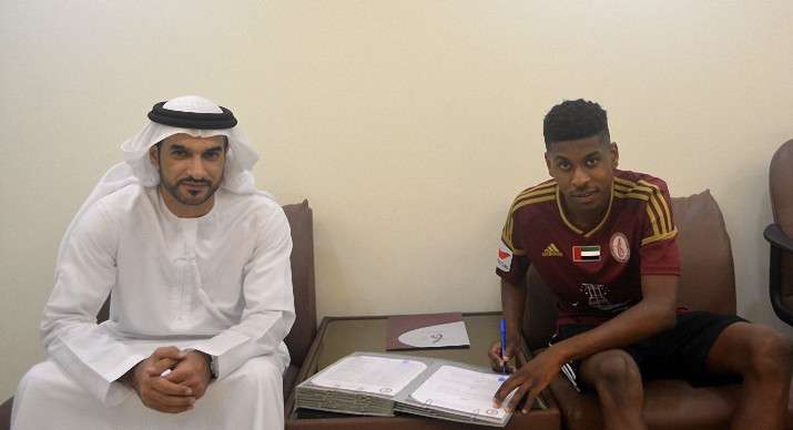 محمد راشد الحمادي أثناء تجديد العقد