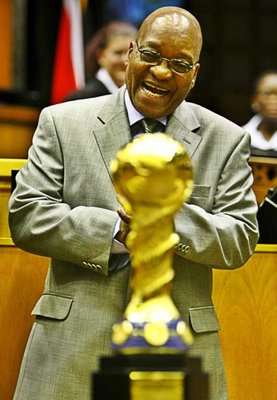 رئيس جنوب افريقيا جاكوب وزوما وصورة مع كاس القارات