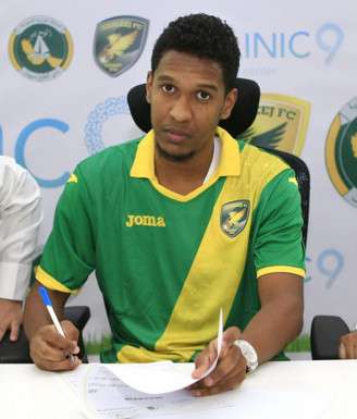 عبد الله المحمد أثناء توقيع العقد