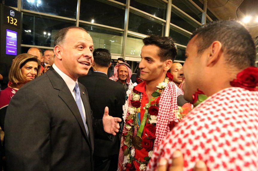 الأمير فيصل خلال استقباله أبو غوش ومدربه العساف