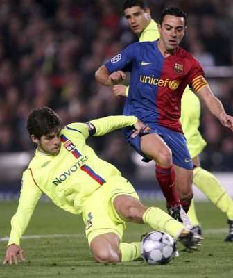 صورة ارشيفية للاعب جونينيو مع اتشافي لاعب برشلونة