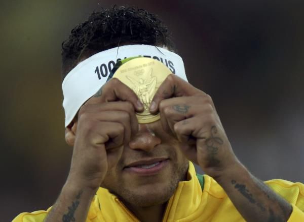 نيمار محتفلًا بالميدالية الذهبية