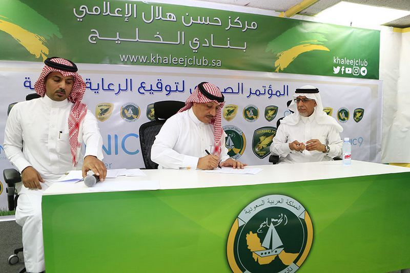 أثناء توقيع العقد