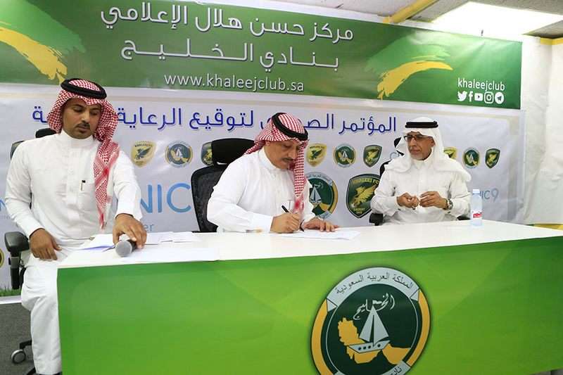 أثناء توقيع العقد