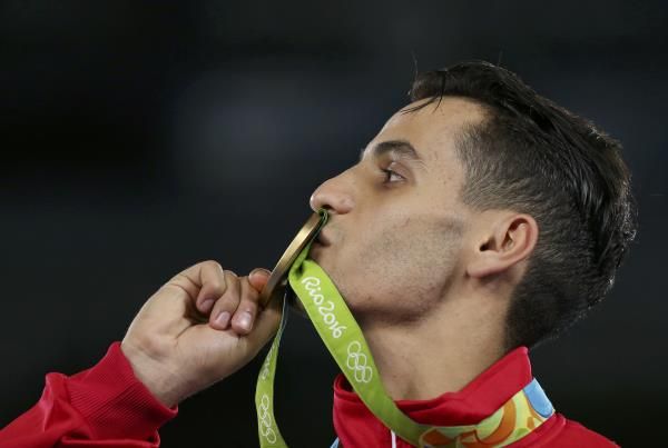 أبو غوش يطبع قبلاته الحارة على الذهب