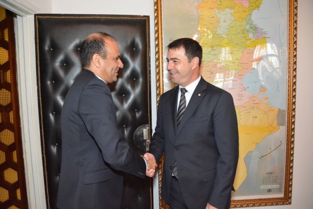 وزير الداخلية التونسي عند استقباله وديع الجريء 