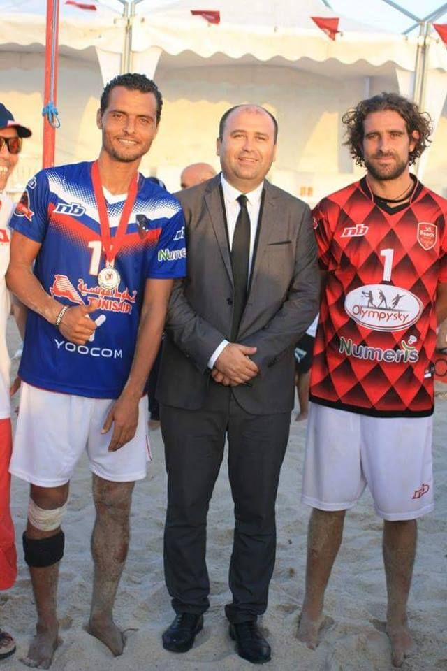 ممثلا تونس في مونديال الفوت فولي مع رئيس الاتحاد التونسي لكرة القدم المصغرة 