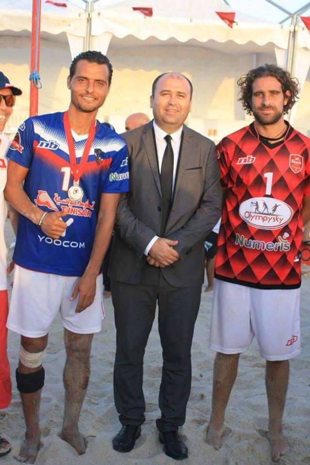 ممثلا تونس في مونديال الفوت فولي مع رئيس الاتحاد التونسي لكرة القدم المصغرة 