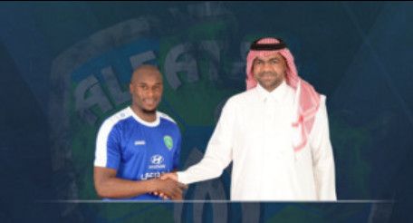 لويس ليال أثناء تقديمه