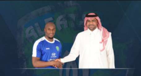 لويس ليال أثناء تقديمه