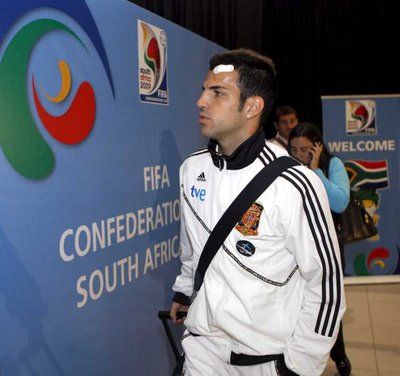 فابريغاس لدى وصوله إلى جنوب أفريقيـا لخوض بطولة كأس القارات